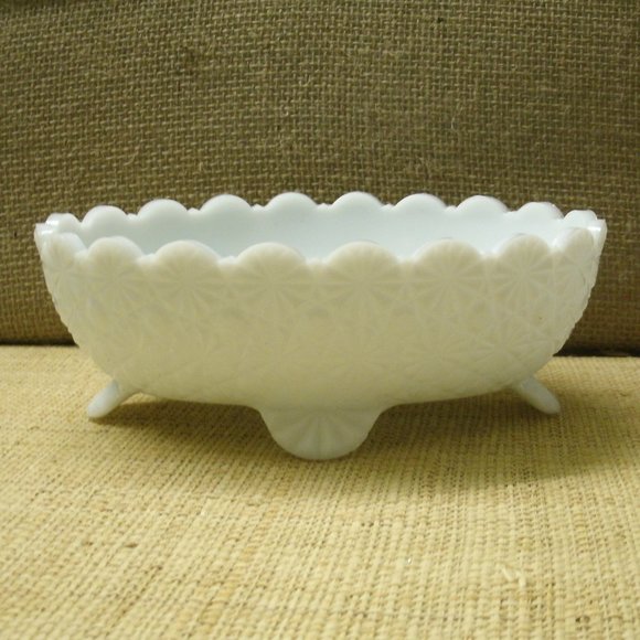Vintage Fenton Milk Glass Daisy & Button Footed Dish - Picture 6 of 16